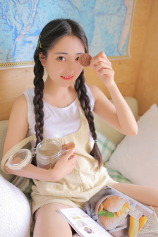 父母谈恋爱被女儿撞见瞬间害羞